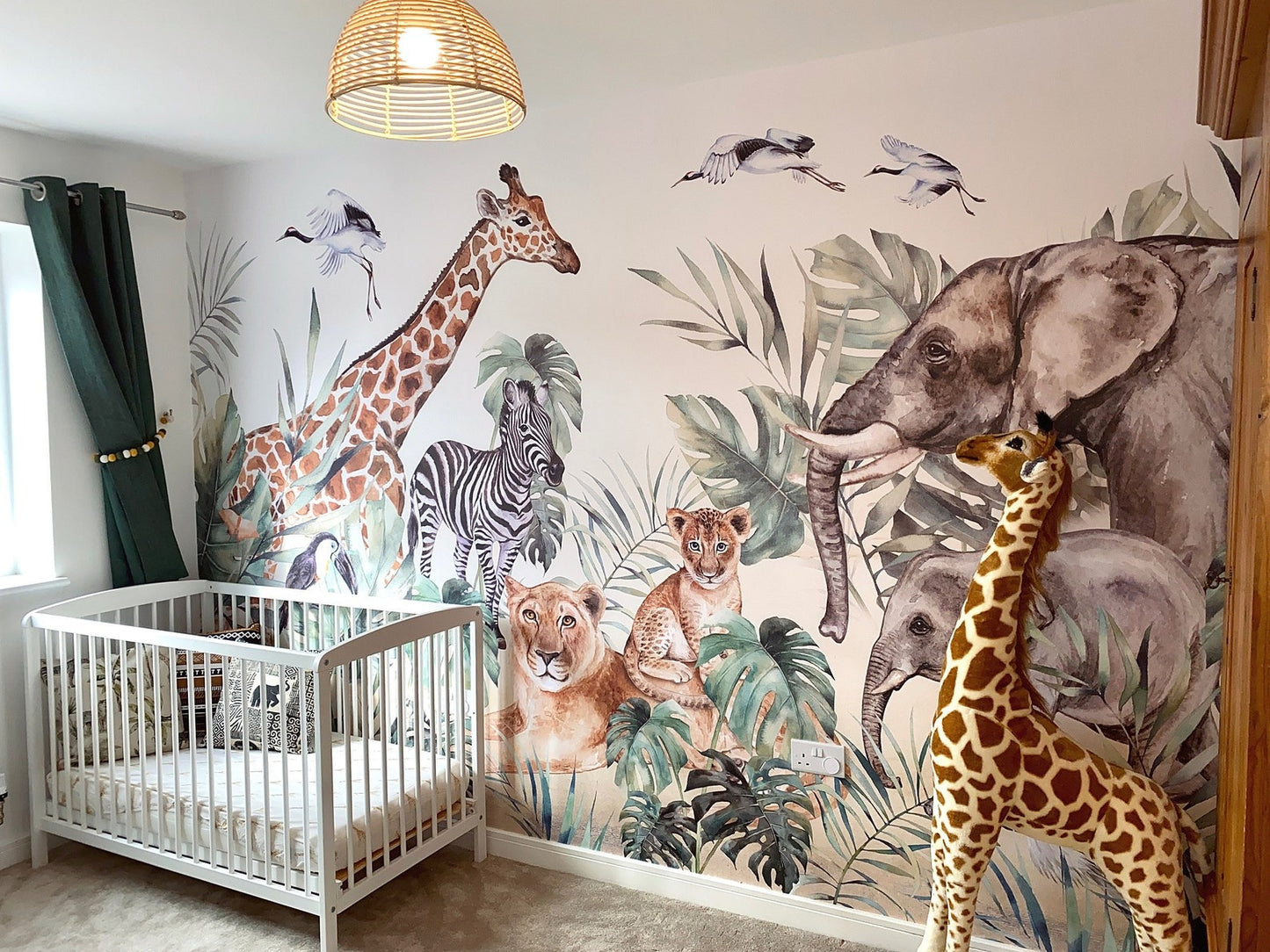 Papel para paredes animales de safari con hojas acuarela
