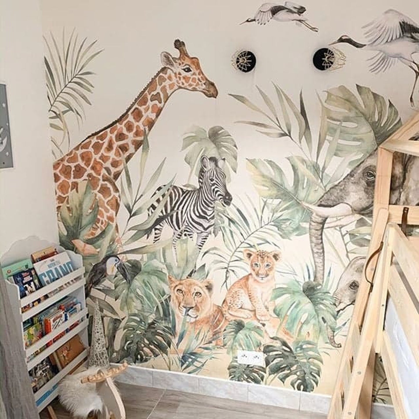 Papel para paredes animales de safari con hojas acuarela