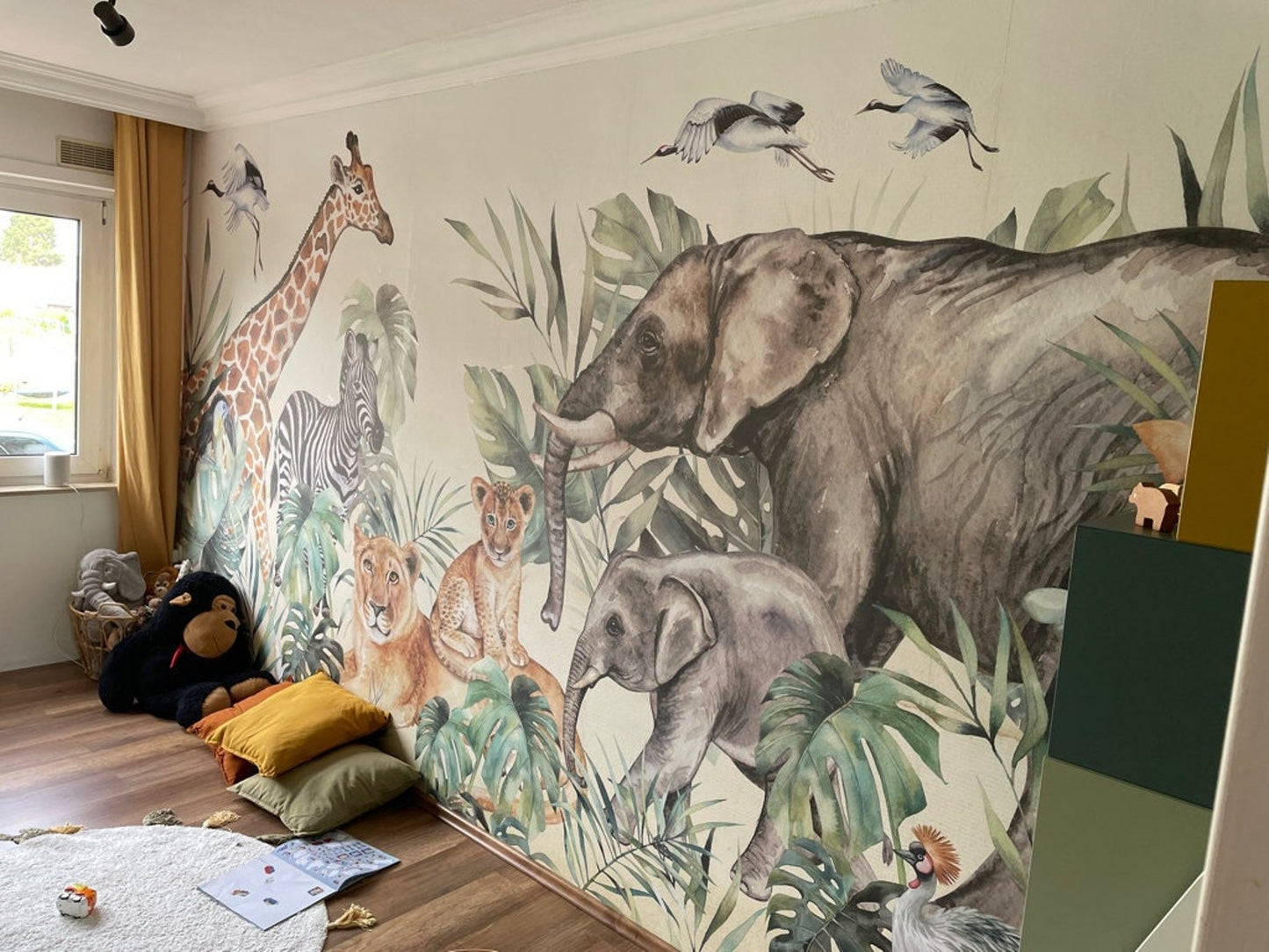 Papel para paredes animales de safari con hojas acuarela