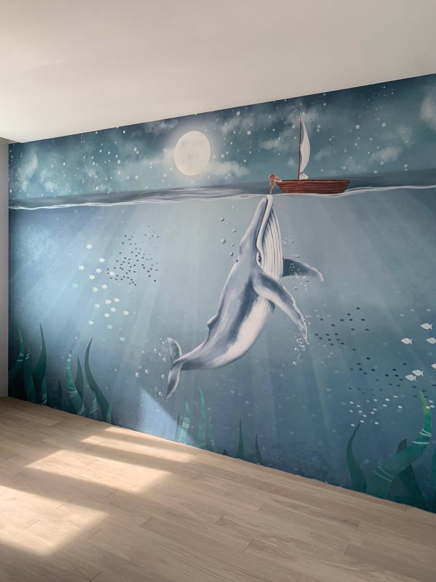 Papel para paredes ballena en fondo de oceano
