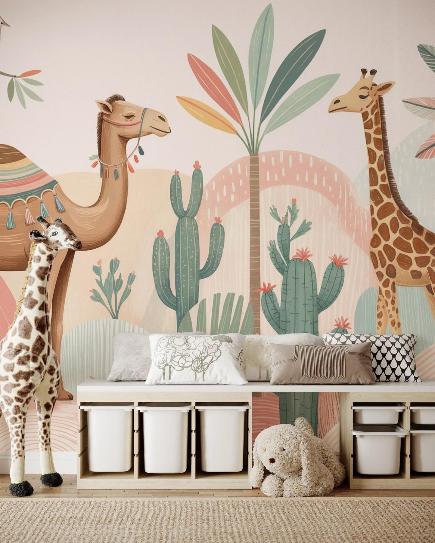 Papel para paredes animales de safari y desierto con camellos, jirafas y cactus.