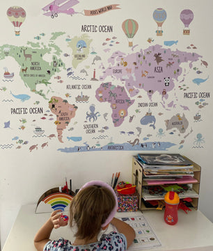 Mapa mundi infantil Niña Rosado animales, avion y globos