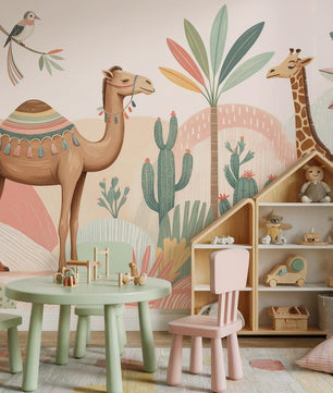 Papel para paredes animales de safari y desierto con camellos, jirafas y cactus.