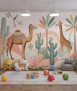 Papel para paredes animales de safari y desierto con camellos, jirafas y cactus.