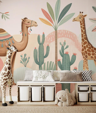 Papel para paredes animales de safari y desierto con camellos, jirafas y cactus.