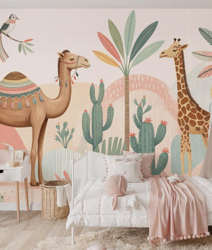 Papel para paredes animales de safari y desierto con camellos, jirafas y cactus.