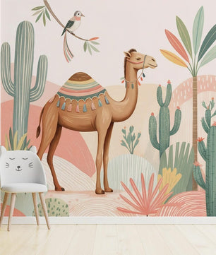 Papel para paredes animales de safari y desierto con camellos, jirafas y cactus.