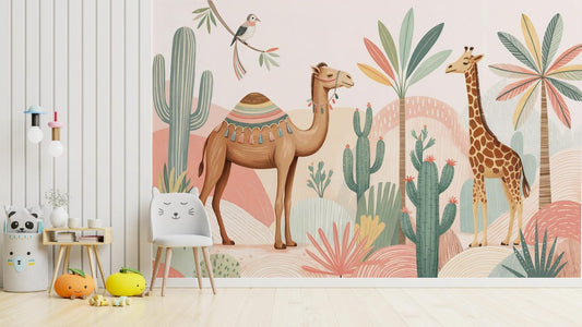 Papel para paredes animales de safari y desierto con camellos, jirafas y cactus.