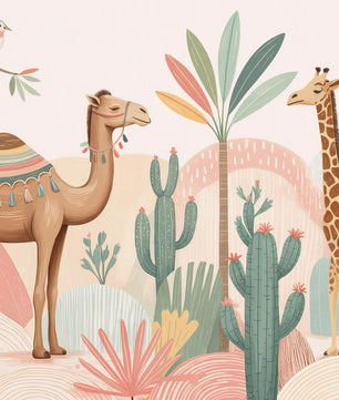 Papel para paredes animales de safari y desierto con camellos, jirafas y cactus.
